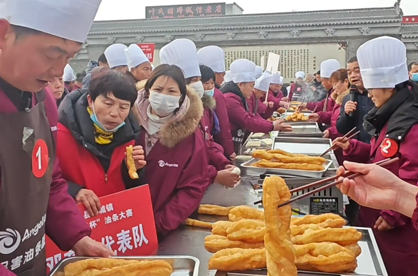 一口酥脆年味濃！鄧城油條大賽燃動新春